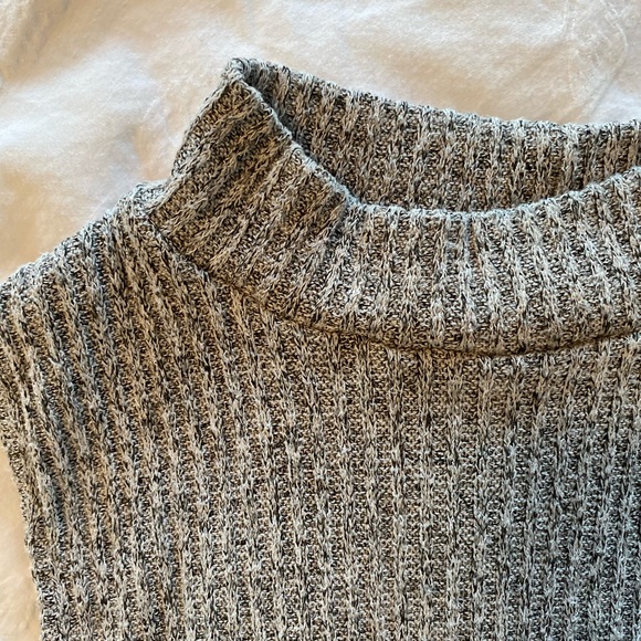 Grey cropped mock neck - Picture 2 of 2